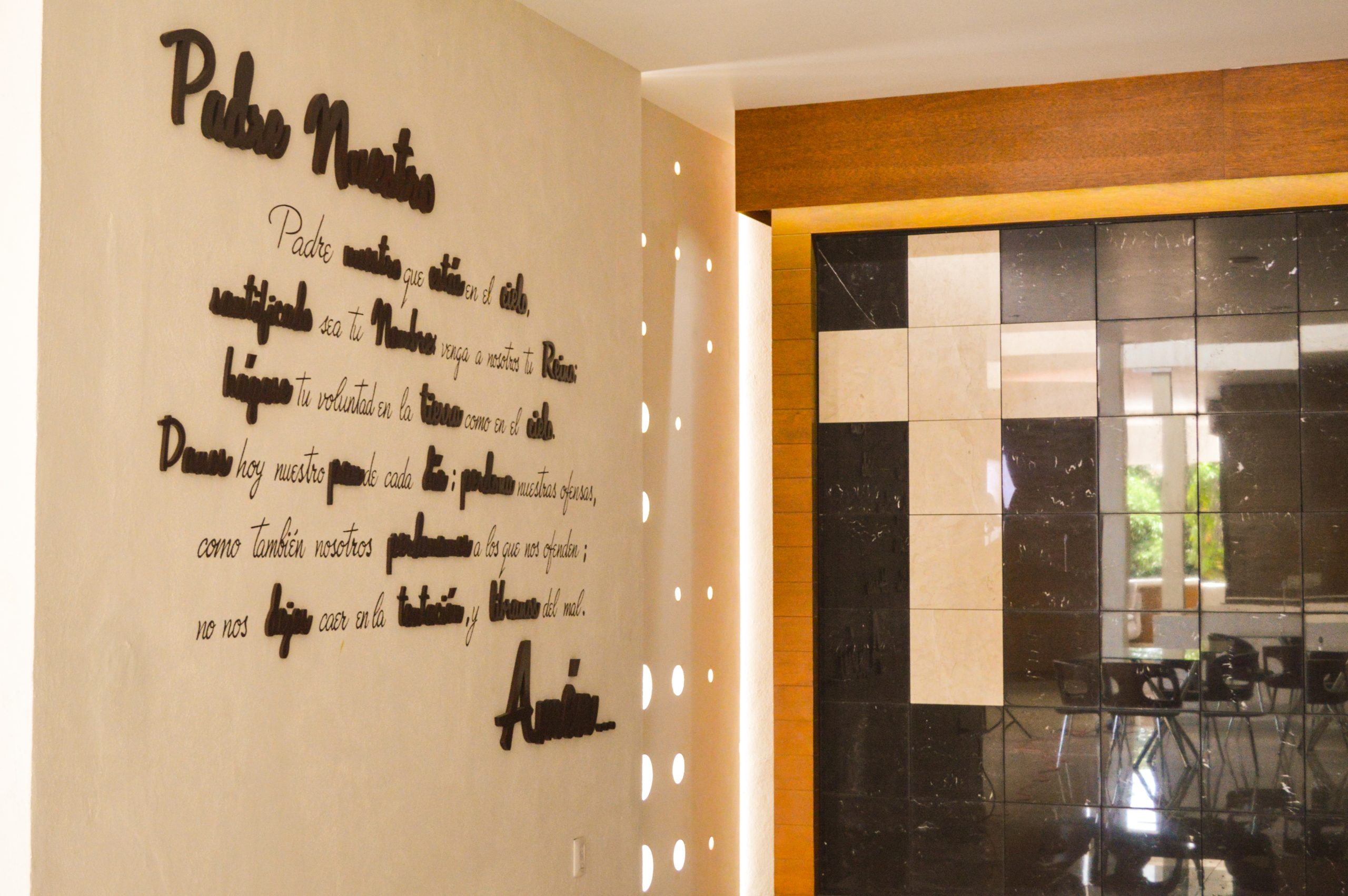 Oratorio Católico del mausoleo Cielo Eterno en Colima, con muro del Padre Nuestro y cruz en mármol para ceremonias de despedida religiosas