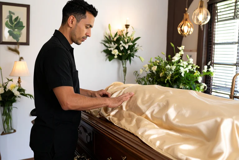 Tanatopraxia en un entorno sereno, tanatopractor cuidando cada detalle para preservar la dignidad y la memoria de la persona fallecida.